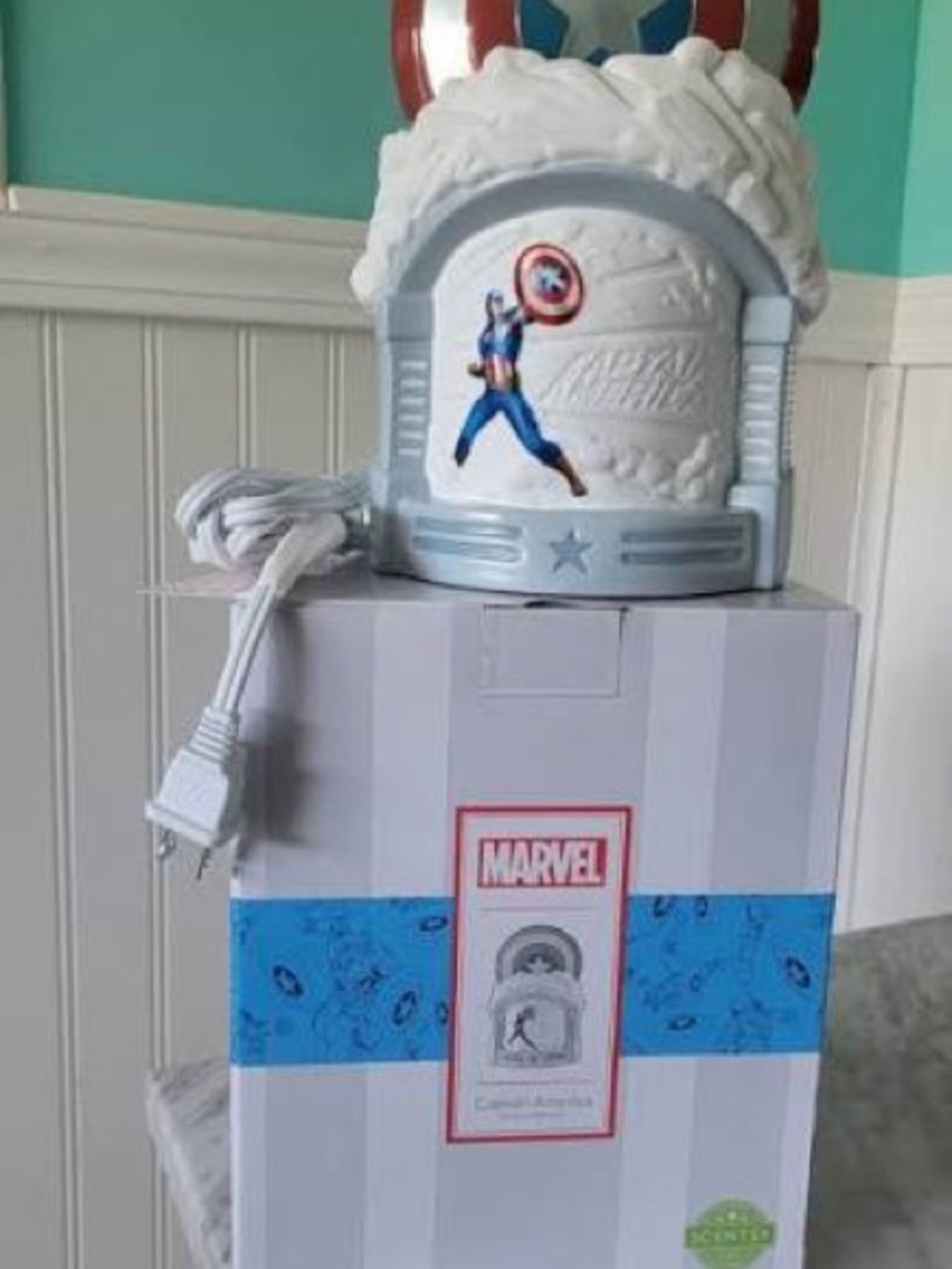 NEW IN BOX Scentsy Marvel Captain America White and Blue Wax Warmer